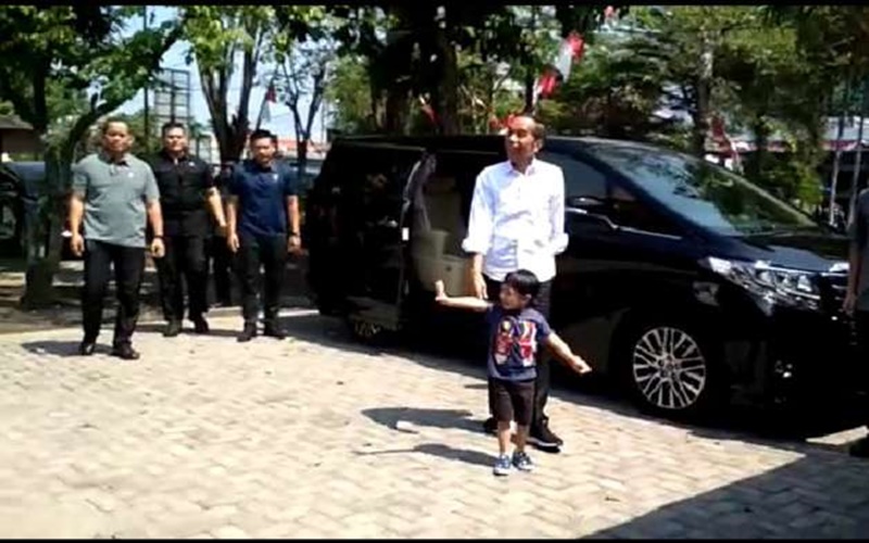Presiden Jokowi bersama cucunya Jan Ethes saat di Solo