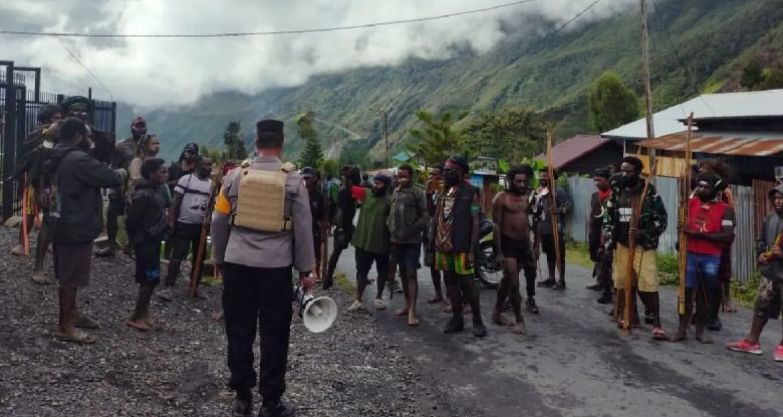 59 Orang Terluka dalam Perang Panah di Mulia Puncak Jaya, Brimob Pisahkan Pakai Gas Air Mata