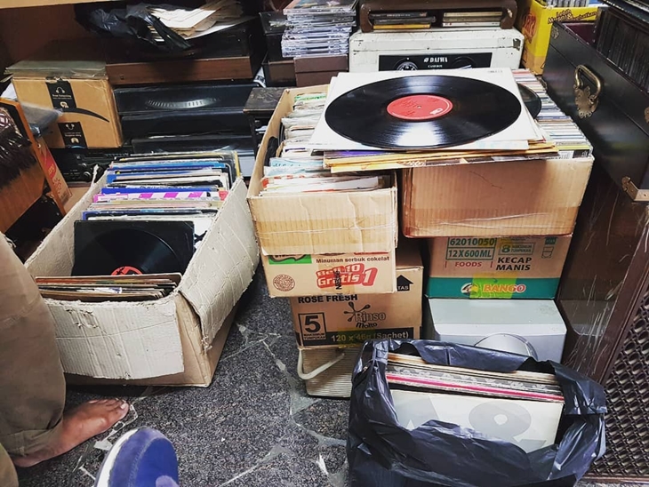 Pasar barang antik Jalan Surabaya. (Foto: instagram.com/indigodeville)