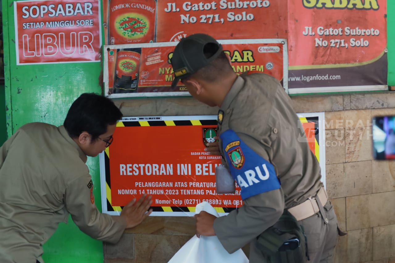 Ngemplang Pajak, Belasan Restoran Solo Ditempeli Stiker
