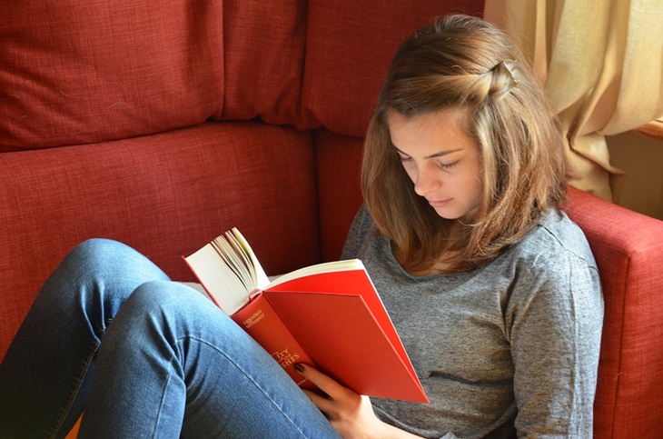 Baca buku merupakan kegiatan menyenangkan di rumah. (Foto: Pixabay/Free-Photos)
