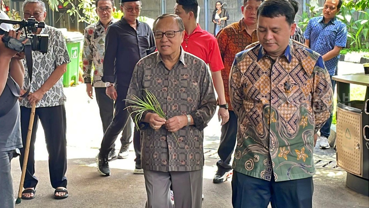 Bawa Daun Palma, Kardinal Suharyo Kunjungi Hasto di Rutan KPK