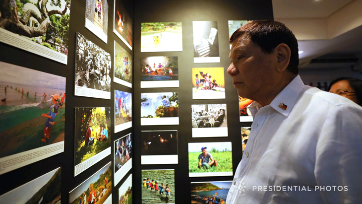 Presiden Filipina Rodrigo Duterte saat pameran foto NEDA. (Ace Morandante/Presidential Photo/pna.gov.ph)