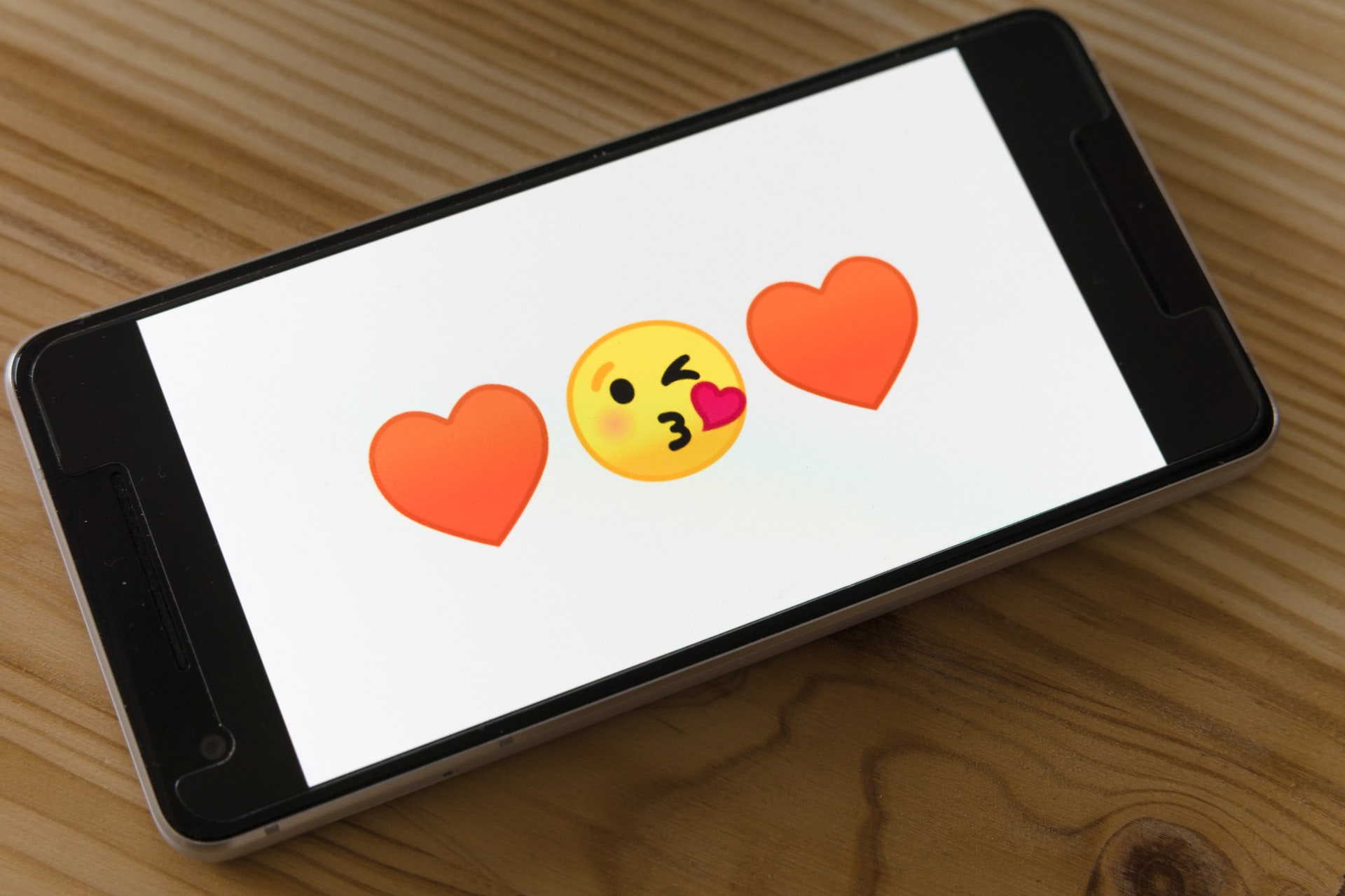 Jangan Asal Kirim Emoji Love, Beda Warna Ternyata Beda Arti