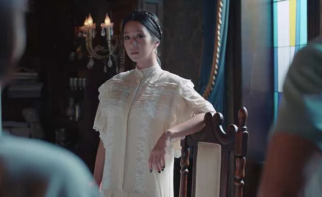 Baju ini ternyata dari brand Chanel. (Foto: koreaboo.com)