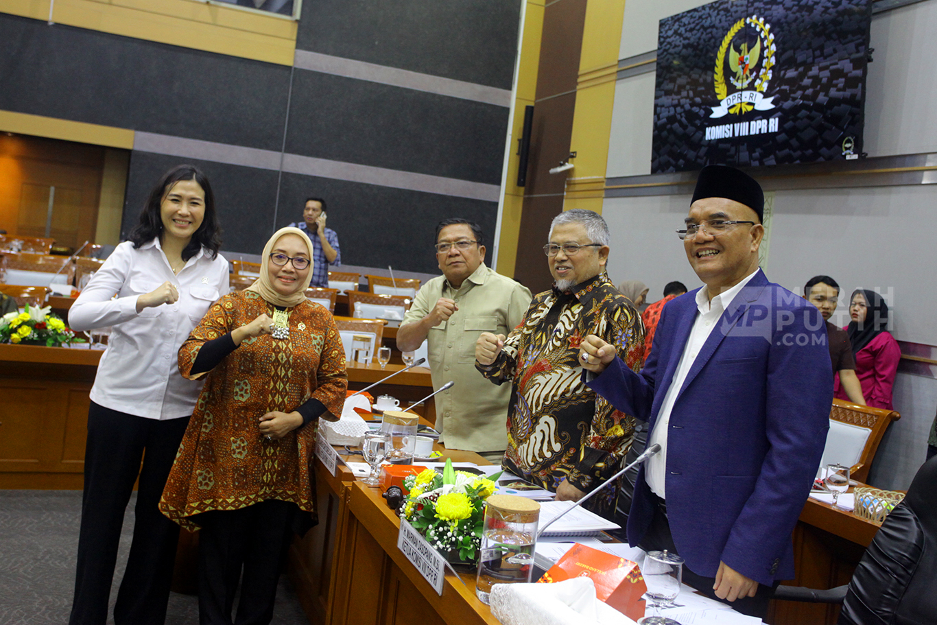 Menteri Pemberdayaan Perempuan dan Perlindungan Anak (PPPA) Arifatul Choiri Fauzi (kedua kiri) didampingi Wakil Menteri PPPA Veronica Tan (kiri) berfoto bersama dengan Ketua Komisi VIII DPR Marwan Dasopang (kanan), Wakil Ketua Komisi Ansory Siregar (kedua kanan) dan Abdul Wachid (tengah) sebelum mengikuti rapat kerja di Kompleks Parlemen, Senayan, Jakarta, Selasa (29/10/2024)