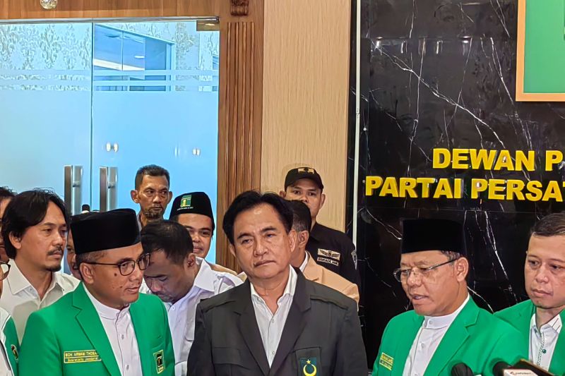 Ketua Umum Partai Bulan Bintang (PBB) Yusril Ihza Mahendra usai melangsungkan pertemuan dengan Pelaksana Tugas (Plt) Ketua Umum Partai Persatuan Pembangunan (PPP) Muhamad Mardiono di Kantor DPP PPP, Jakarta, Senin (13/3/2023). (ANTARA/Melalusa Susthira K.)