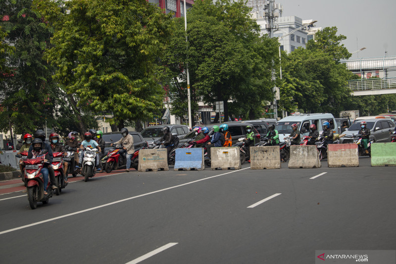 Sejumlah kendaraan bermotor menerobos bagian jalan yang tidak tertutup beton di posko penyekatan tanpa penjagaan petugas di Jalan Salemba Raya, Jakarta Pusat, Senin (5/7/2021). Penyekatan dalam rangka Pemberlakuan Pembatasan Kegiatan Masyarakat (PPKM) Darurat di lokasi tersebut menyebabkan kemacetan panjang dari kawasan Matraman menuju Pasar Senen. ANTARA FOTO/Aditya Pradana Putra