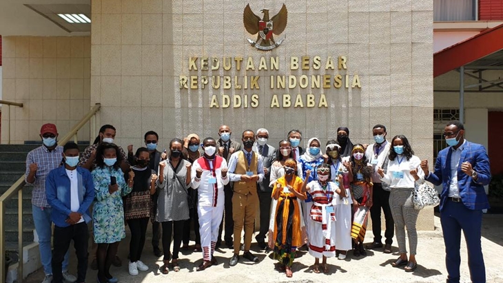 Murid SD dan SMP Ethiopia menam pohon di taman yang terletak di depan gedung KBRI Addis Ababa. (Foto: MP/KBRI Addis Ababa)
