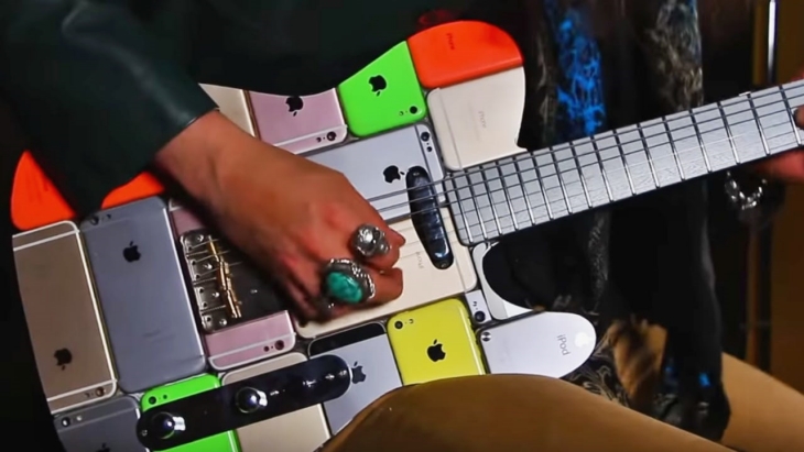 Unik! Gitar Ini Terbuat dari Tumpukan iPhone