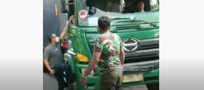 Penganiayaan sopir truk. (Foto: Tangkapan Layar)