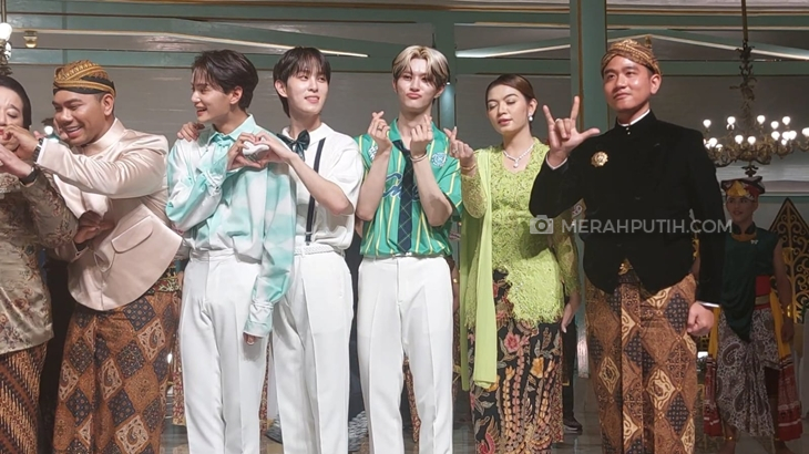 Personel Xodiac Leo membentuk couple heart sign dengan Selvi Ananda seusai konser di Pura Mangkunegaran, Minggu (17/9) malam. (MP/Ismail)