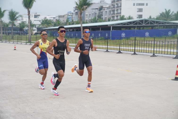 Jauhari Johan dan Rudi Febriade dalam pertandingan nomor Duathlon Putra, Minggu (15/5). (NOC Indonesia/MP Media/Gilang Riandi)