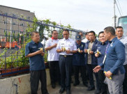 Wapres JK Coba Makan Pisang di Pinggir Kali Item, Hasilnya...