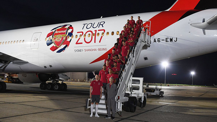 Keseruan Pemain Arsenal di Dalam Pesawat