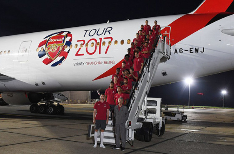 Keseruan Pemain Arsenal di Dalam Pesawat