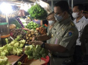 Anies Belanja Telur Asin hingga Kembang Goyang di Pasar Mayestik