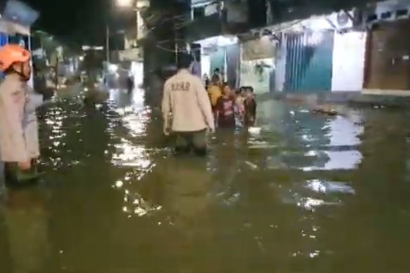 Satu RT di Pluit Masih Terkepung Banjir Rob