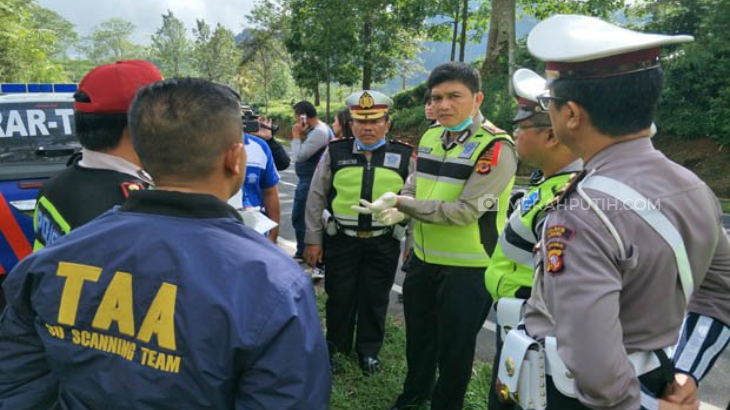 Olah TKP di Tanjakan Emen Dikerubuti Warga Penasaran  