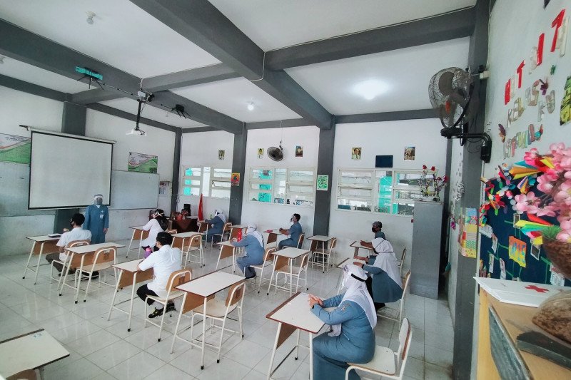 Simulasi guru mengajar. (Foto: Antara)