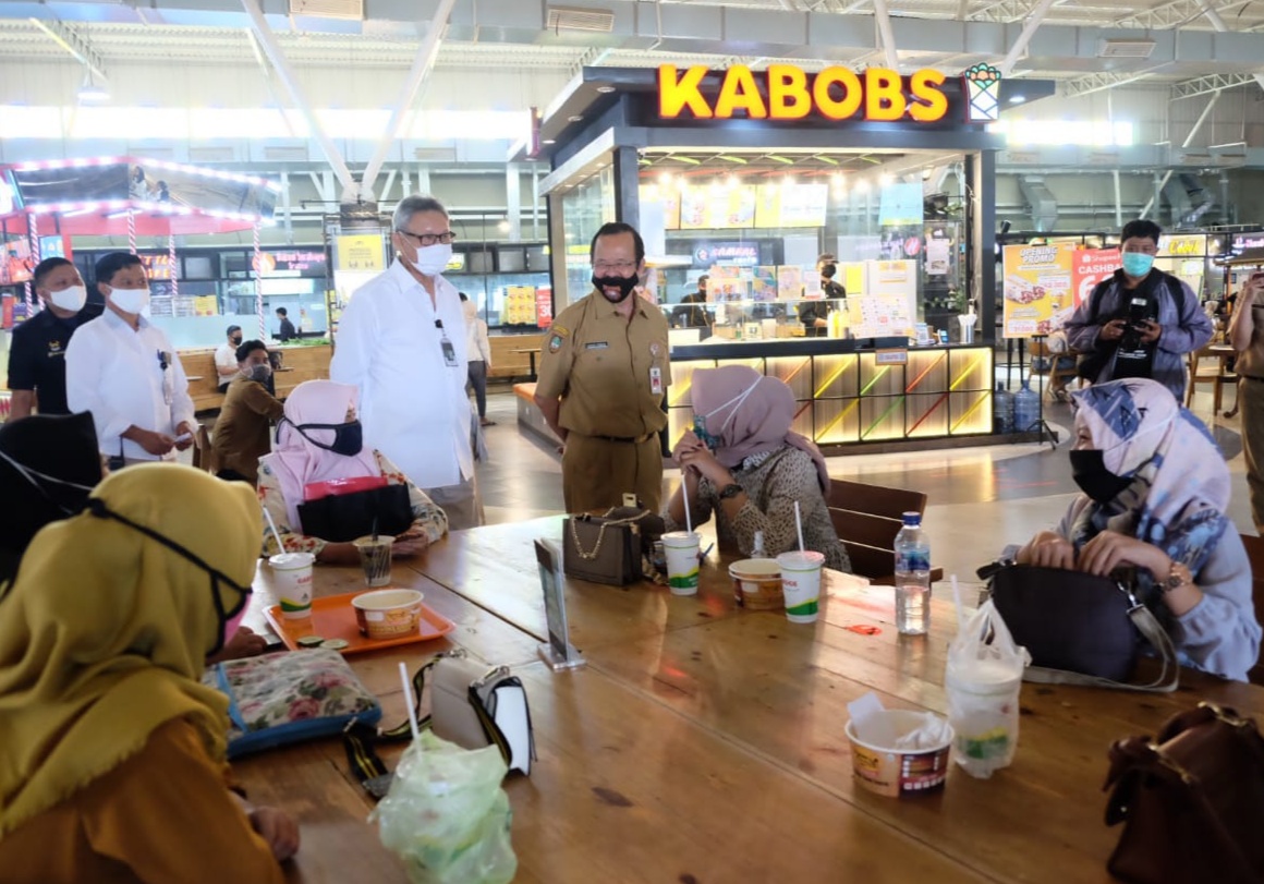 Wakil Wali Kota Solo, Achmad Purnomo mengecek protokol kesehatan di Solo Paragon Mal. (MP/Ismail)