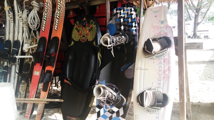 Alat water ski yang disewakan (MP/Muchammad Yani)