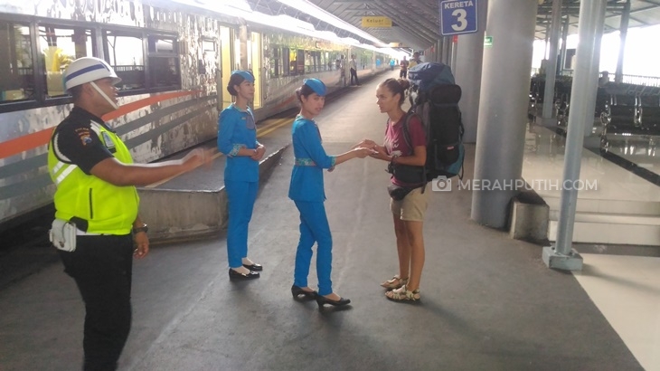 Kisah Lirih Pramugari Kereta Api yang Tetap Bertugas di Hari Idul Fitri 