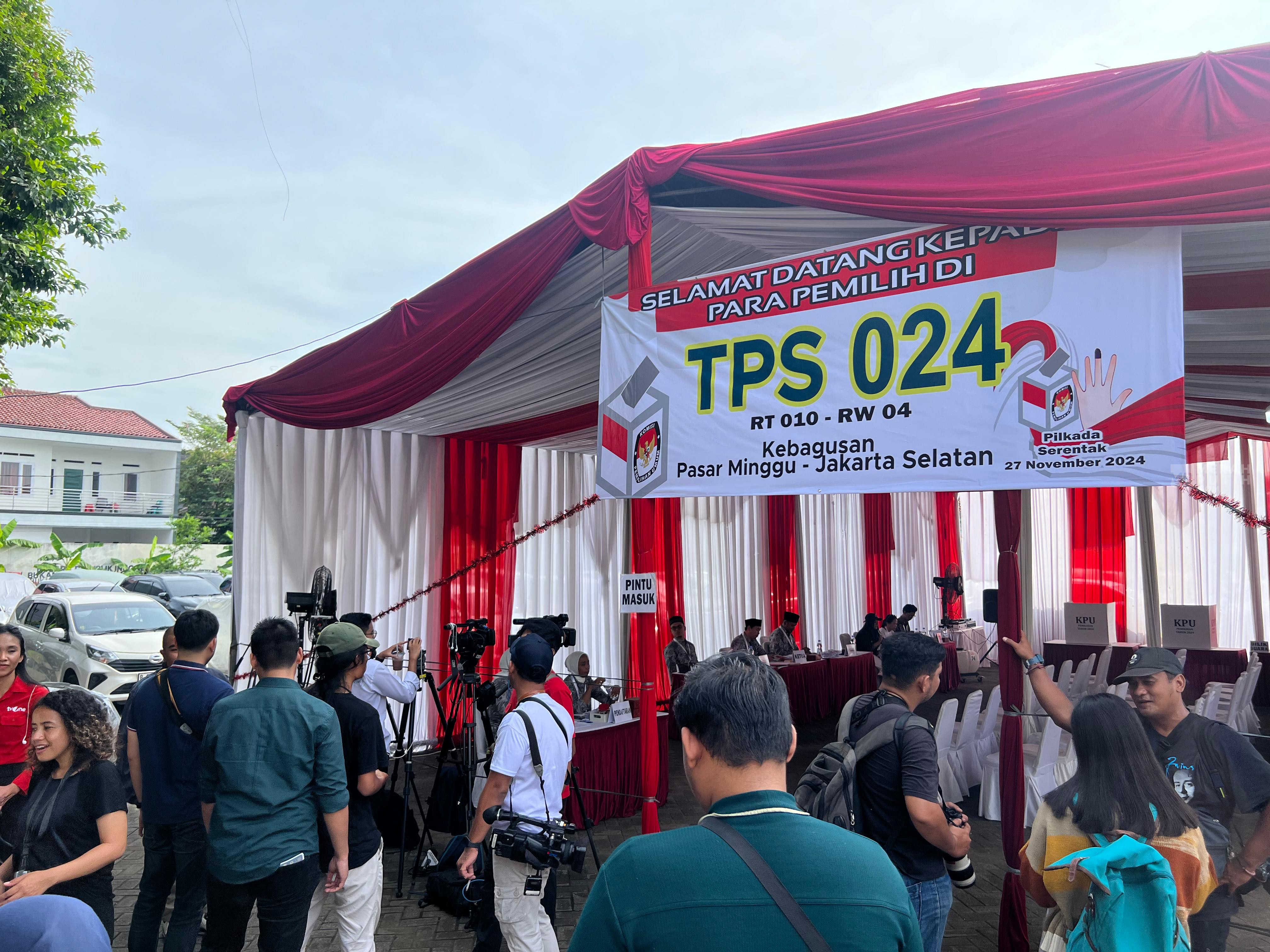 Bersama Keluarga, Megawati Coblos di TPS 024 Kebagusan
