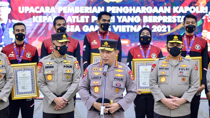 Kapolri Jenderal Listyo Sigit Prabowo pun memberikan penghargaan kepada 15 atlet anggota Polri berprestasi di SEA Games 2021. (Foto: MP/Humas Polri)