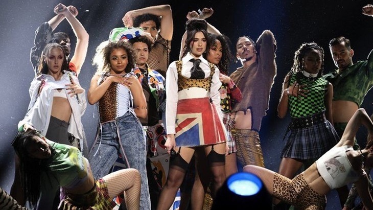 Menang Brit Awards, Dua Lipa Tuntut Kenaikan Gaji untuk Perawat