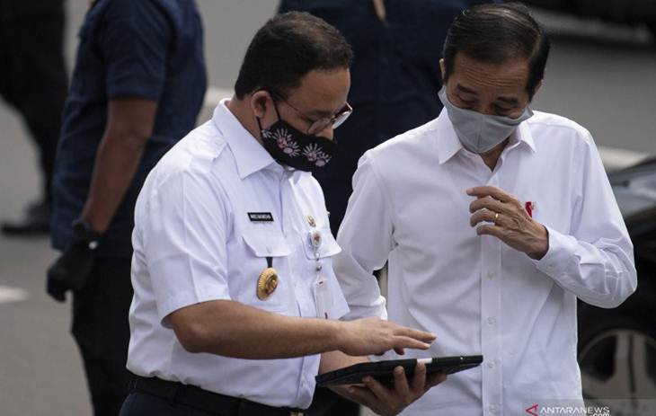  Presiden Joko Widodo (kanan) berbincang dengan Gubernur DKI Jakarta Anies Baswedan seusai meninjau kesiapan penerapan prosedur standar "New Normal" di Stasiun MRT Bundaraan HI, Jakarta, Selasa (26/5/2020). ANTARA FOTO/Sigid Kurniawan/POOL/foc. (ANTARA FOTO/SIGID KURNIAWAN)