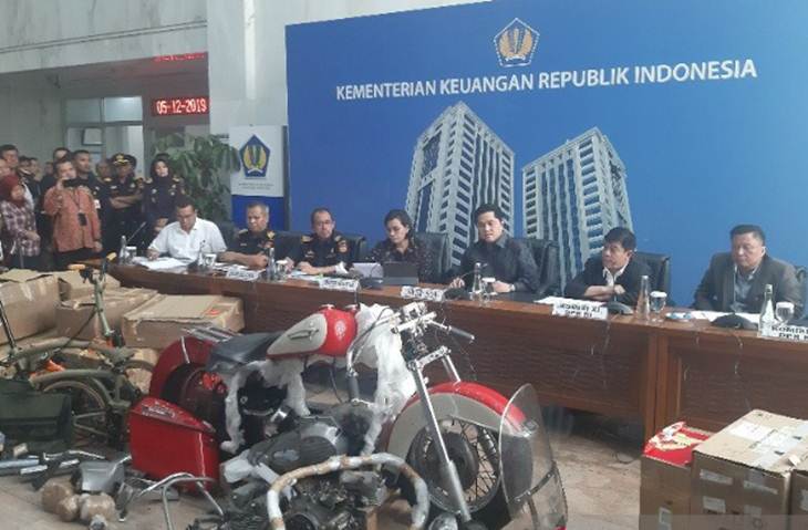 Konferensi pers kasus motor Harley dalam pesawat Garuda di Kementerian keuangan, Jakarta . ANTARA/Aji Cakti