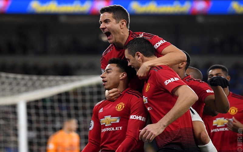 Para pemain MU merayakan gol