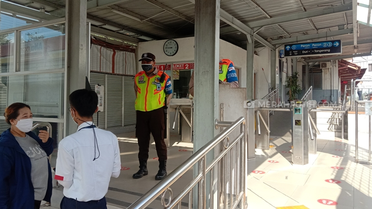   Calon penumpang saat pemeriksaan STRP di Stasiun Rawa Buaya. (Foto: MP/Asropih)