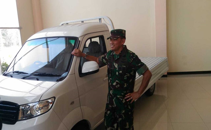 Kepala Staf Angkatan Udara Marsekal TNI Yuyu Sutisna di Pabrik Esemka
