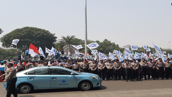 Dua ribu massa buruh dari Serikat Pekerja Nasional (SPN) menggeruduk Istana Negara. Mereka menuntut adanya perbaikan upah agar kehidupan mereka menjadi lebih layak. Foto: MP/Kanu
