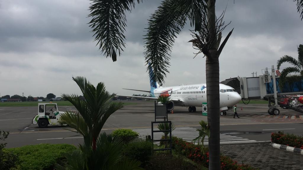 Pesawat Batik Air dan Garuda Indonesia landing di Bandara Adi Soemarmo akibat cuaca buruk di Bandara Ahmad Yani Semarang, Jawa Tengah, Sabtu (30/1). (MP/Bandara Adi Soemarmo)