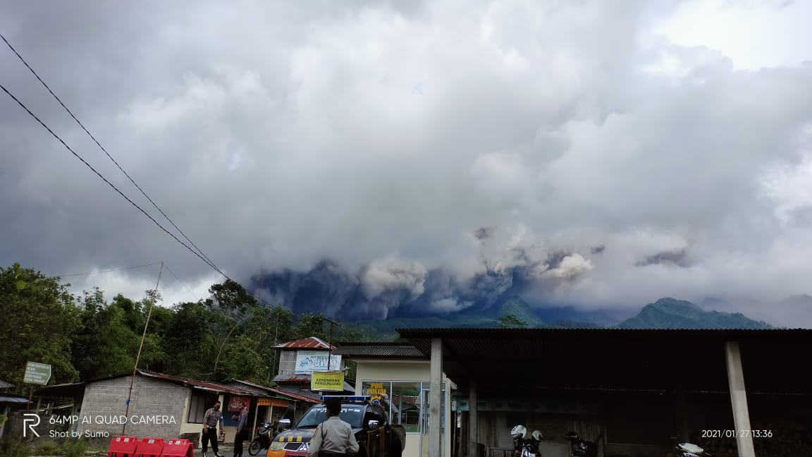 Gunung Merapi Erupsi mengeluarkan awan panas pada Rabu siang.