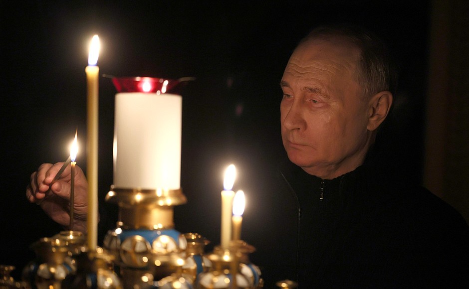 Vladimir Putin memberikan penghormatan untuk mengenang orang-orang yang tewas dalam serangan teroris Balai Kota Crocus