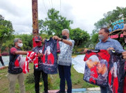Kader PDIP Solo Beri Kaos Bergambar Banteng Celeng, Ganjar Tutupi dari Wartawan