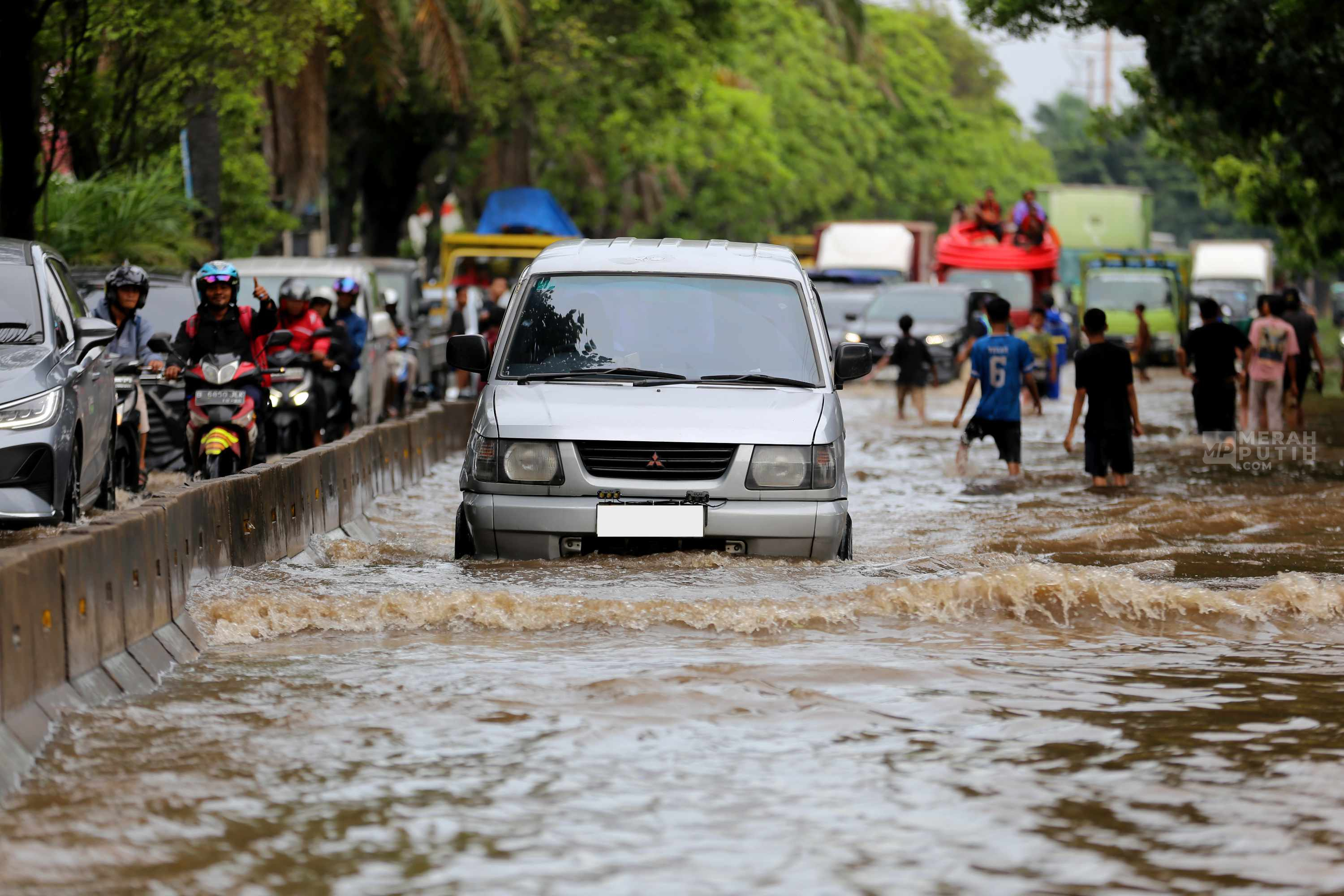 Banjir Setinggi 50 Sentimeter Kembali Genangi Jalan Daan Mogot Cengkareng Jakbar