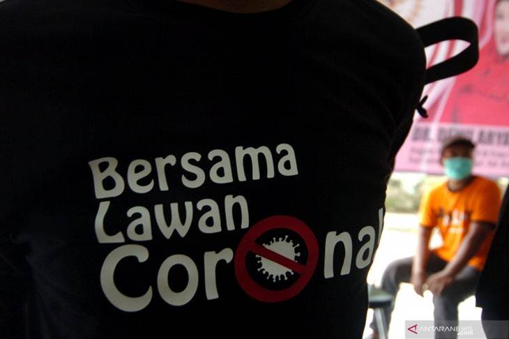 Seorang warga mengenakan masker saat deklarasi Bersama Lawan Corona (COVID-19) di Kecamatan Kramat, Kabupaten Tegal, Jawa Tengah, Rabu (18/3/2020). ANTARA FOTO/Oky Lukmansyah/foc.