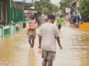 Sekolah Digenangi Banjir Jadi Berkah Tersendiri untuk Siswa-siswi Warga +62
