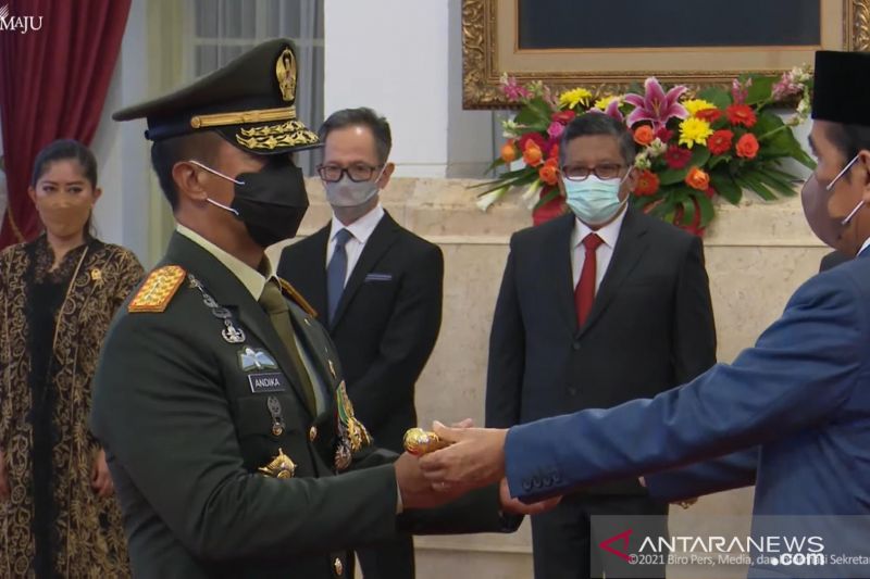 Jenderal Andika Perkasa saat menerima tongkat komando dari Presiden Joko Widido. (Foto: Antara)