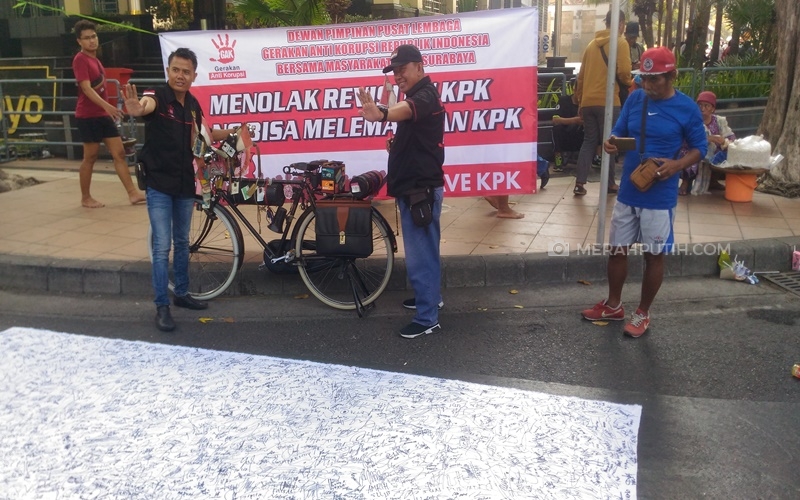 Warga Surabaya kumpulkan tanda tangan sebagai bentuk dukungan kepada KPK