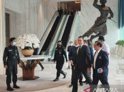 Anies Hanya Tersenyum dan Acungkan Jempol Saat Tiba di Markas NasDem