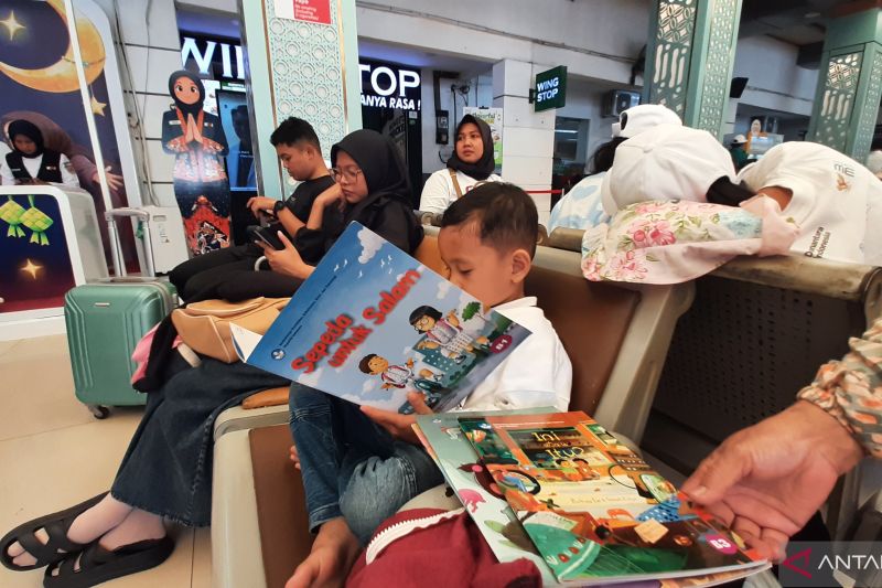 Wifi, Buku dan Ratusan Colokan Listrik Manjakan Pemudik di Stasiun Pasar Senen