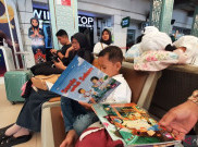 Wifi, Buku dan Ratusan Colokan Listrik Manjakan Pemudik di Stasiun Pasar Senen