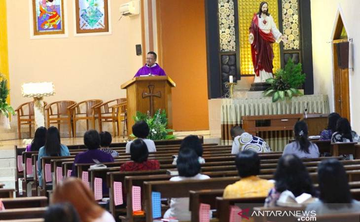 Cegah Penyebaran COVID-19, Jemaah yang Ingin Ibadah di Gereja Dibatasi