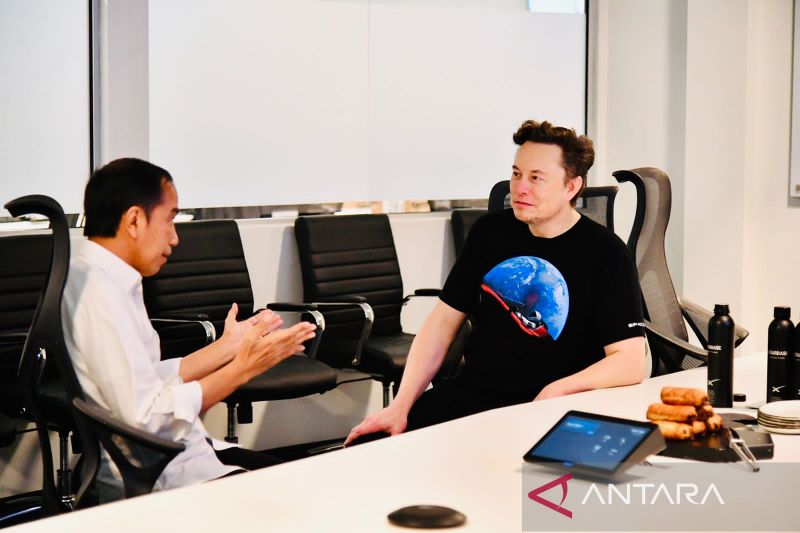 Presiden Joko Widodo (Jokowi) berdiskusi dengan pendiri Space X, Elon Musk, sekaligus meninjau pabrik yang memproduksi roket tersebut di Boca Chica, Amerika Serikat, Sabtu (14/5) waktu setempat. (ANTARA/HO-Biro Pers Sekretariat Presiden/Laily Rachev)